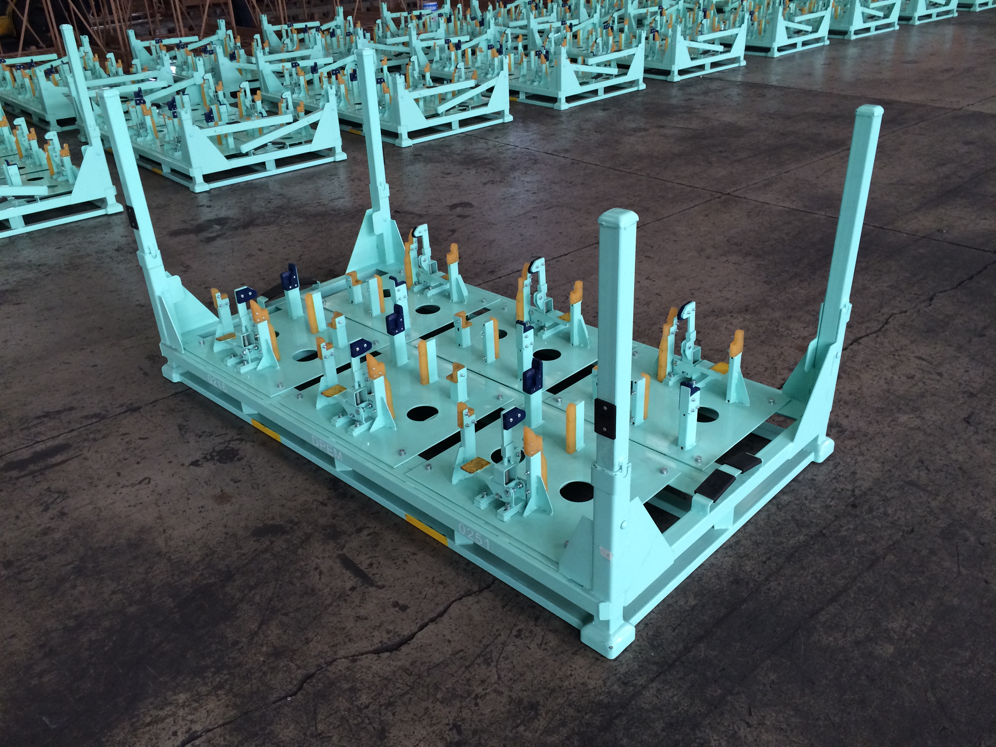 汽車發(fā)動機(jī)料架